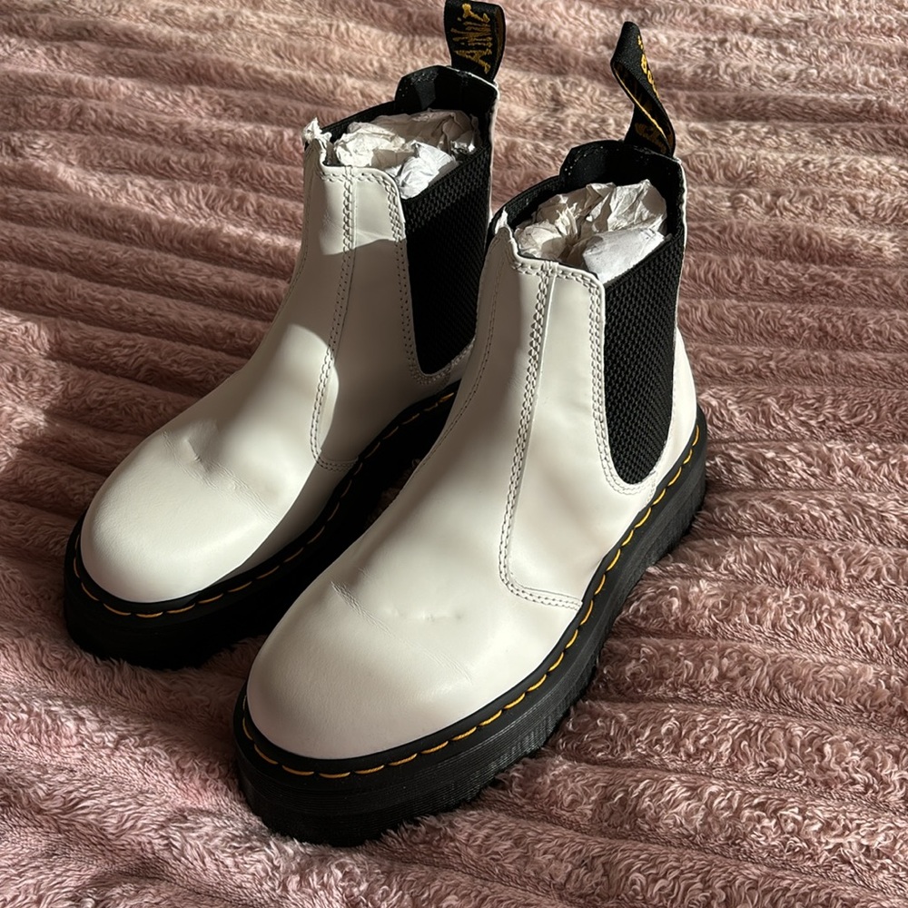 2976 Quad Platform Chelsea Boot (Unisex) Doc Martens